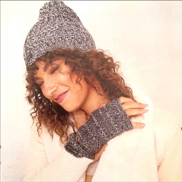 🌹 SOLD🌹Rebecca Minkoff Beanie & Armwarmer Set🌹 - Picture 4 of 5
